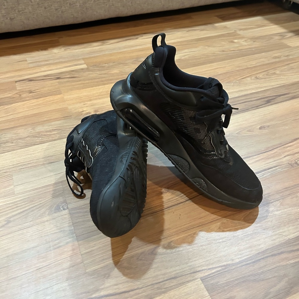 JORDAN MAX 200 TRIPLE BLACK IN GREAT USED CONDITION